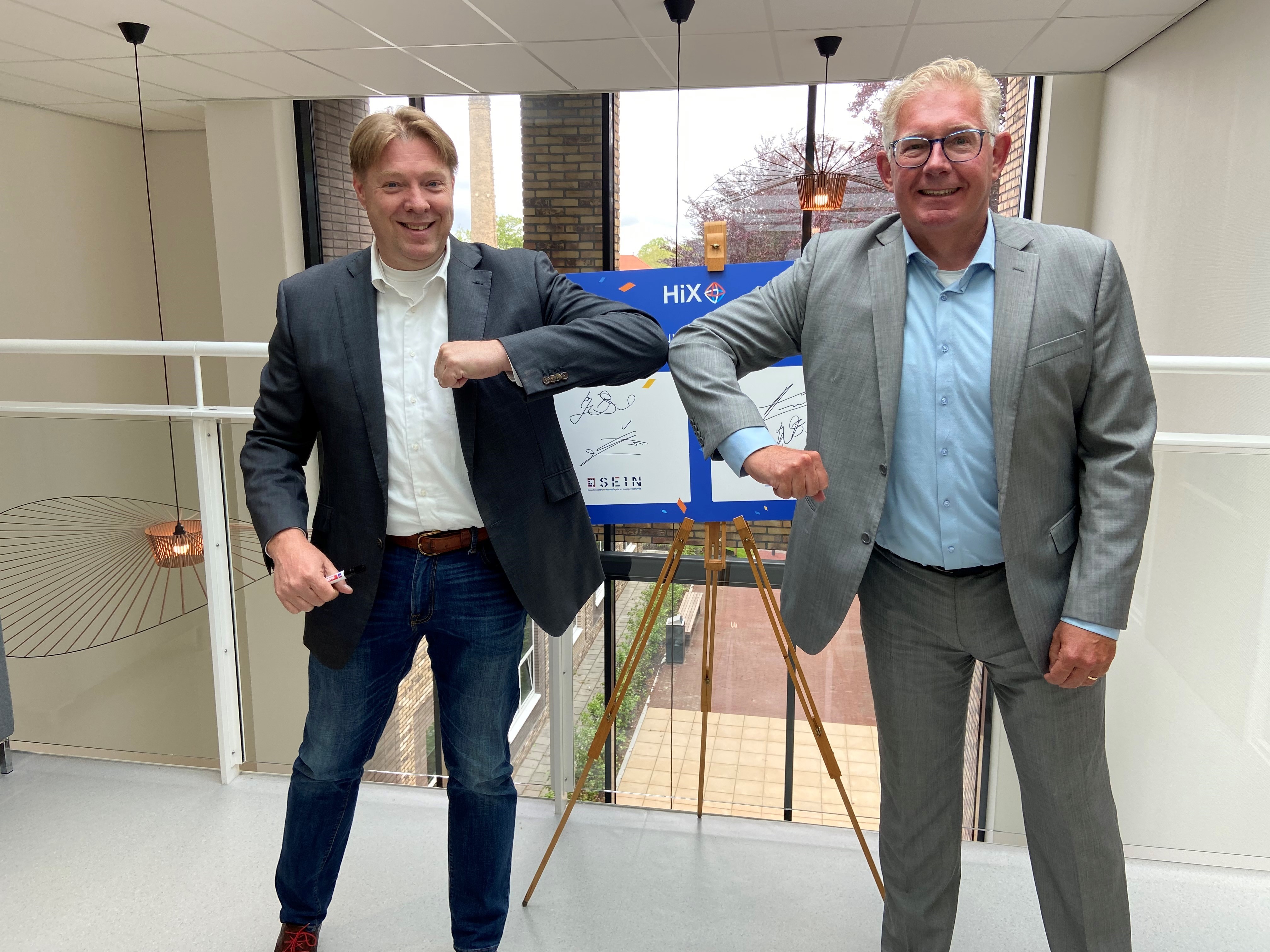 Hans Mulder van ChipSoft en Jean Willem Barzilay van SEIN tekenen de overeenkomst